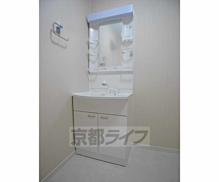 洗面設備　綺麗な洗面台です。