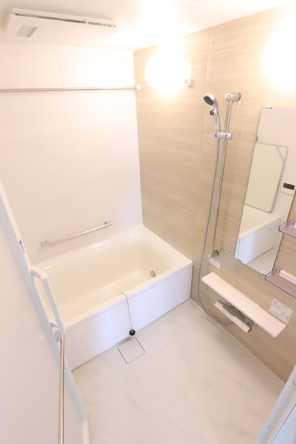 バス・シャワールーム　追い焚き機能付きの浴室です。