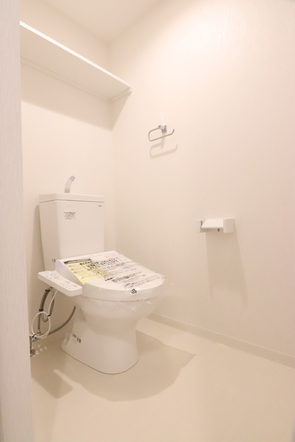 トイレ　温水洗浄便座付きトイレです。