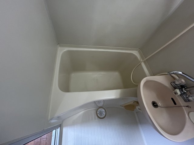 バス・シャワールーム　コンパクトで使いやすいお風呂です