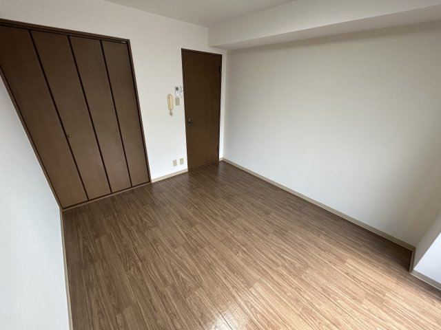 その他部屋・スペース　落ち着いた色調の寝室です