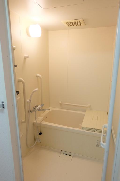バス・シャワールーム　清潔感のある浴室♪手摺・棚付きです♪