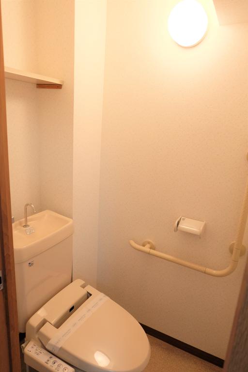 トイレ　棚付きのトイレでいろいろ置けます♪ウォシュレット機能付き♪