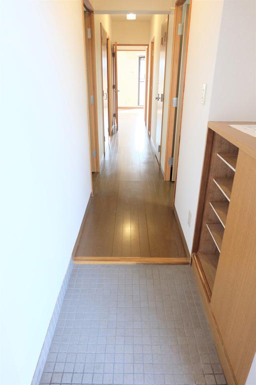 玄関　玄関収納の上部には素敵なインテリアも飾れます♪