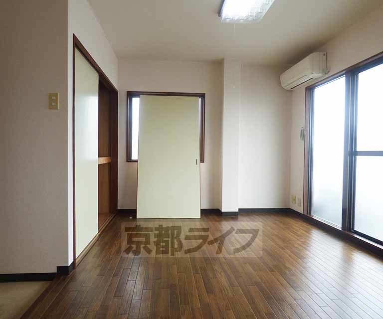 居室・リビング　広い室内です、