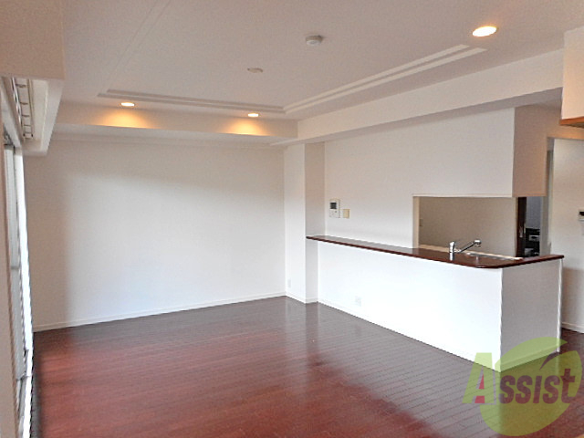 居室・リビング　重厚感のある大人の空間。２１帖の広々リビングです。