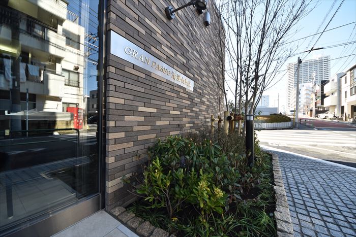 エントランス　落ち着いたエントランスです