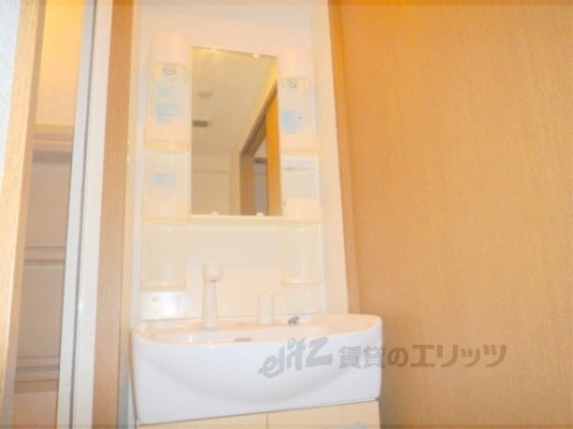 洗面設備　独立洗面台付き。