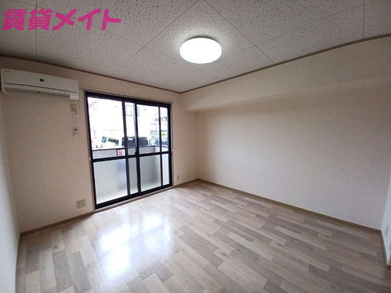 居室・リビング　同型反転参考写真