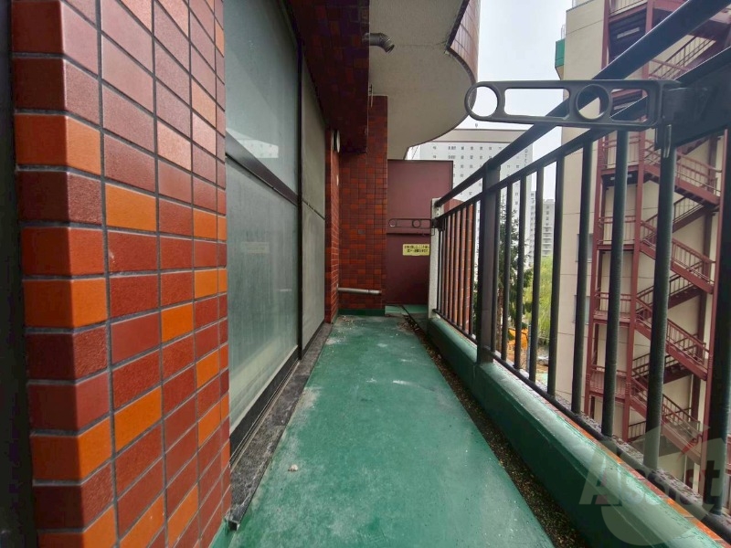 バルコニー　バルコニーです。洗濯物を干したり一息ついたりできますね！