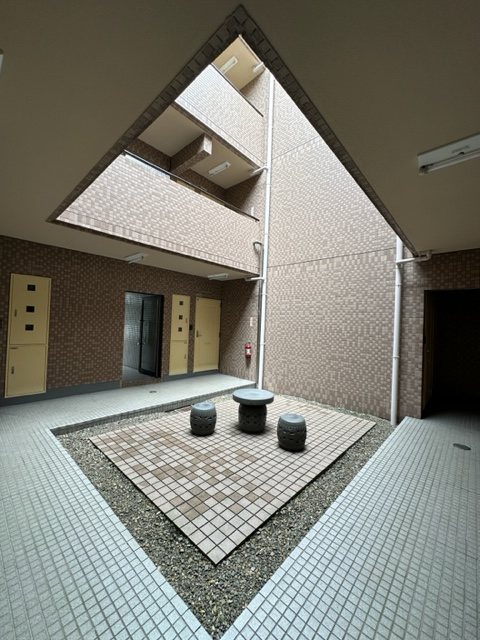 ロビー　吹き抜けの中庭