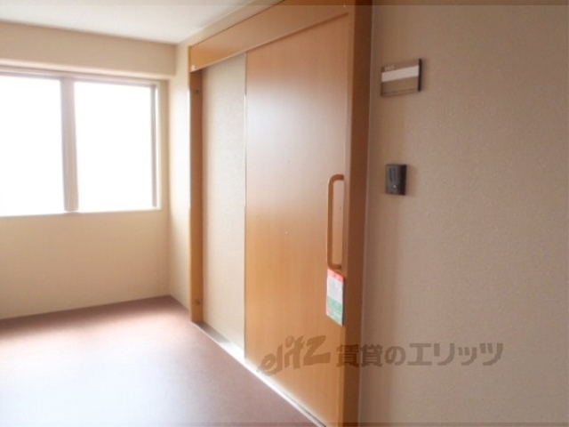 玄関　開けやすい引き戸タイプの玄関です・