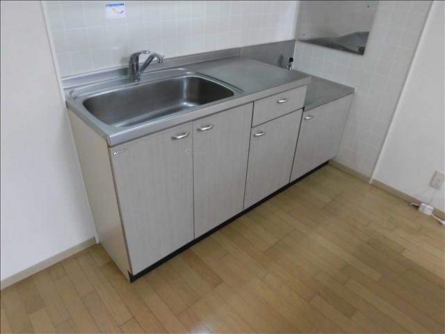 キッチン　シンクの隣には冷蔵庫スペース。