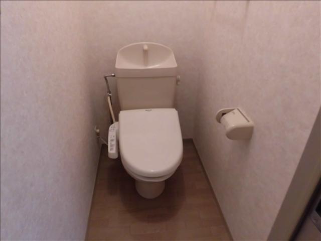 トイレ　温水洗浄便座付のトイレ。