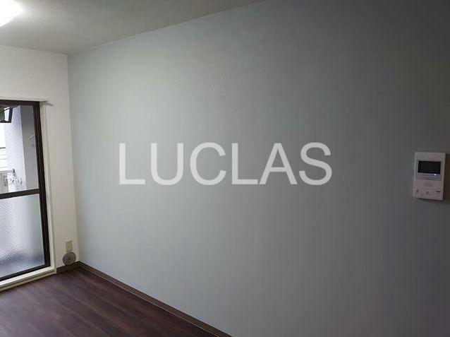 居室・リビング　木目調の床と白の壁紙で暖かみのあるリビング