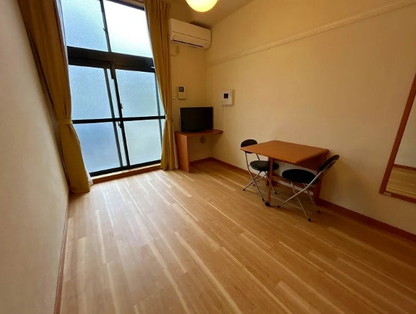 居室・リビング　1階はフローリング、2階以上はカーペットタイプとなります。