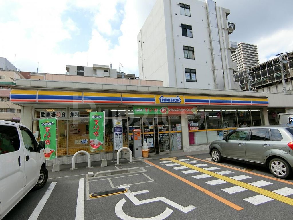 コンビニ　ミニストップ越谷駅西口店（コンビニ）まで50m