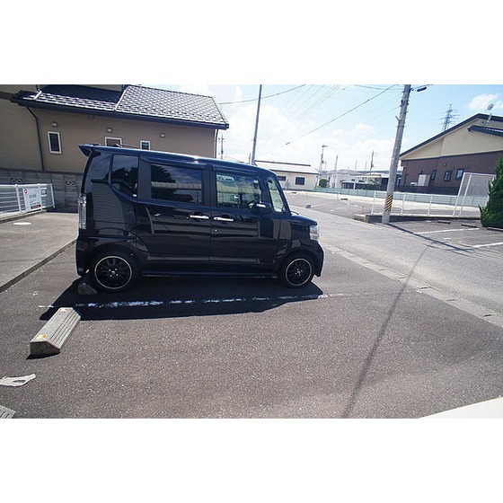 駐車場　敷地内駐車場は並列２台込み無料です♪