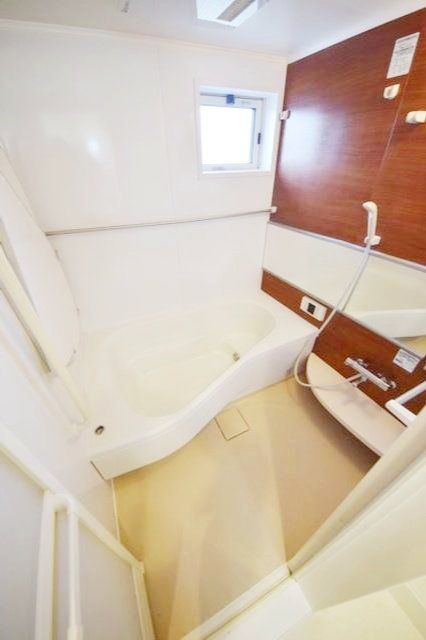 バス・シャワールーム　★窓付きのバスルームです★