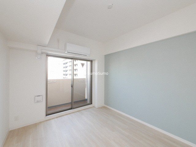 その他部屋・スペース　落ち着いた色調の寝室です