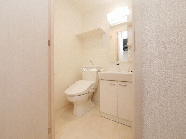 洗面設備　明るい洗面所です