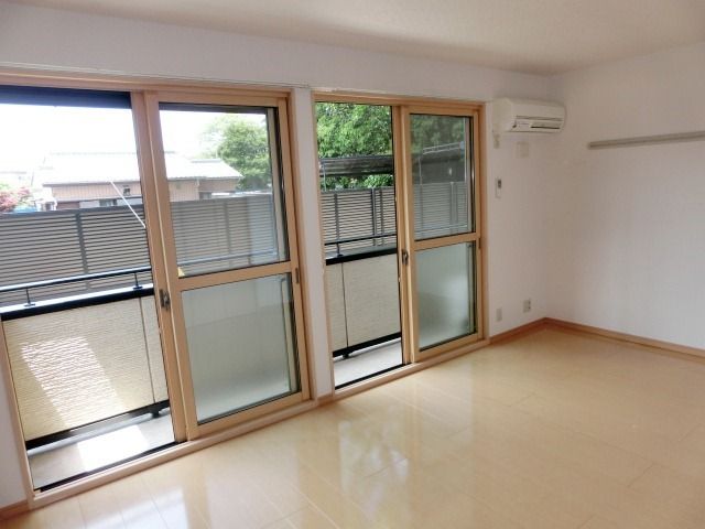 居室・リビング　フローリング張りで明るい洋室