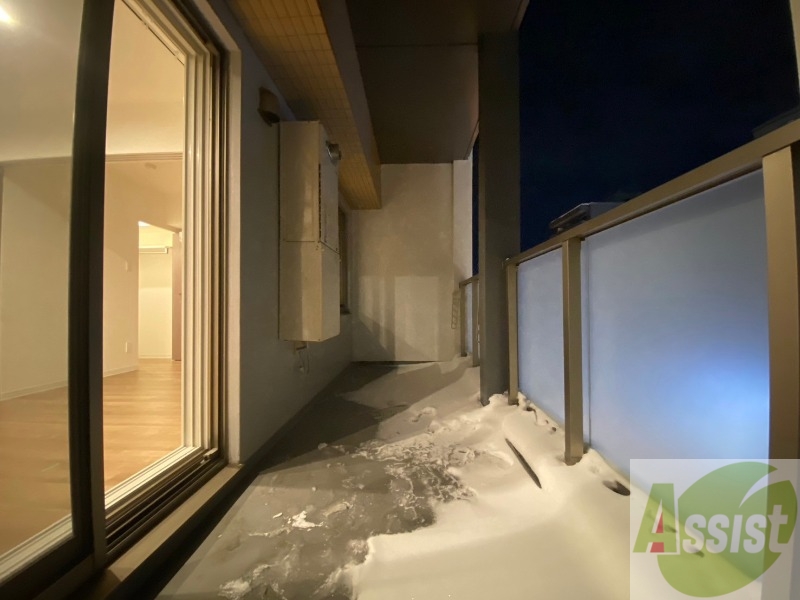 バルコニー　バルコニーは幅があり、広い印象を受けました。