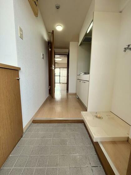 玄関　写真は同一物件別部屋のものです。現況優先