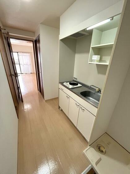 キッチン　写真は同一物件別部屋のものです。現況優先