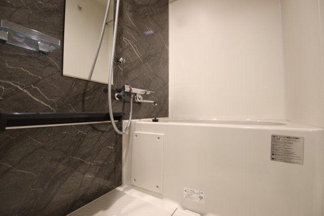 バス・シャワールーム　別室の参考写真です。※現況優先（浴室パネルカラーはフロアによ