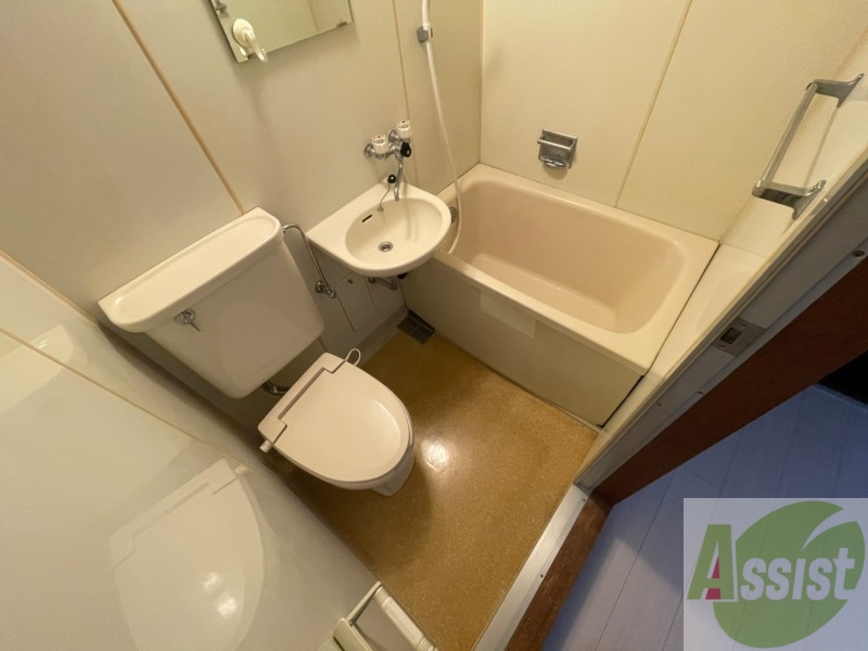 バス・シャワールーム　こちらはお風呂。一日の疲れをここで癒してください。