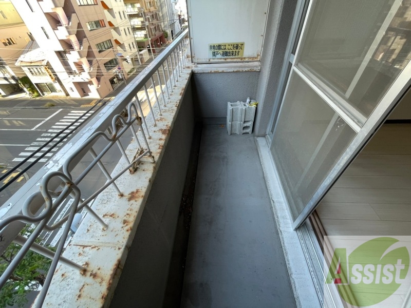 バルコニー　こちらはバルコニー。洗濯物が干せるようになっています。