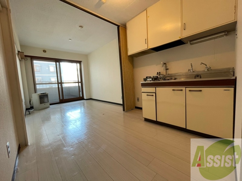 居室・リビング　洋室を撮影しました。日射しがあり明るい印象。