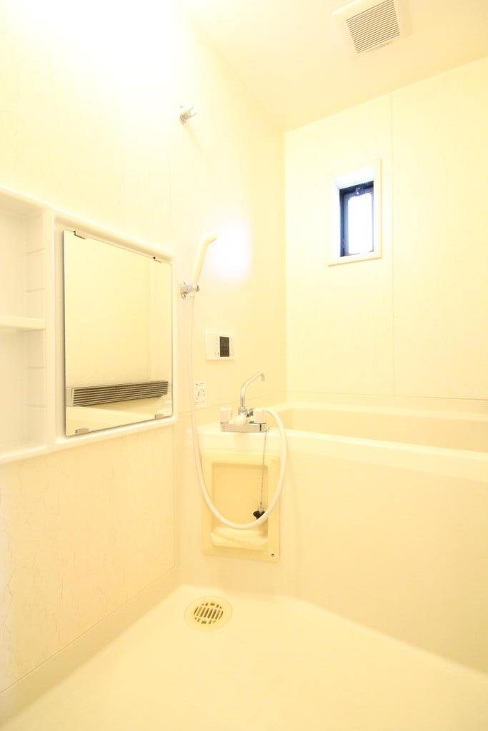 バス・シャワールーム　同タイプ（反転）のお部屋の写真です　現況ご確認ください