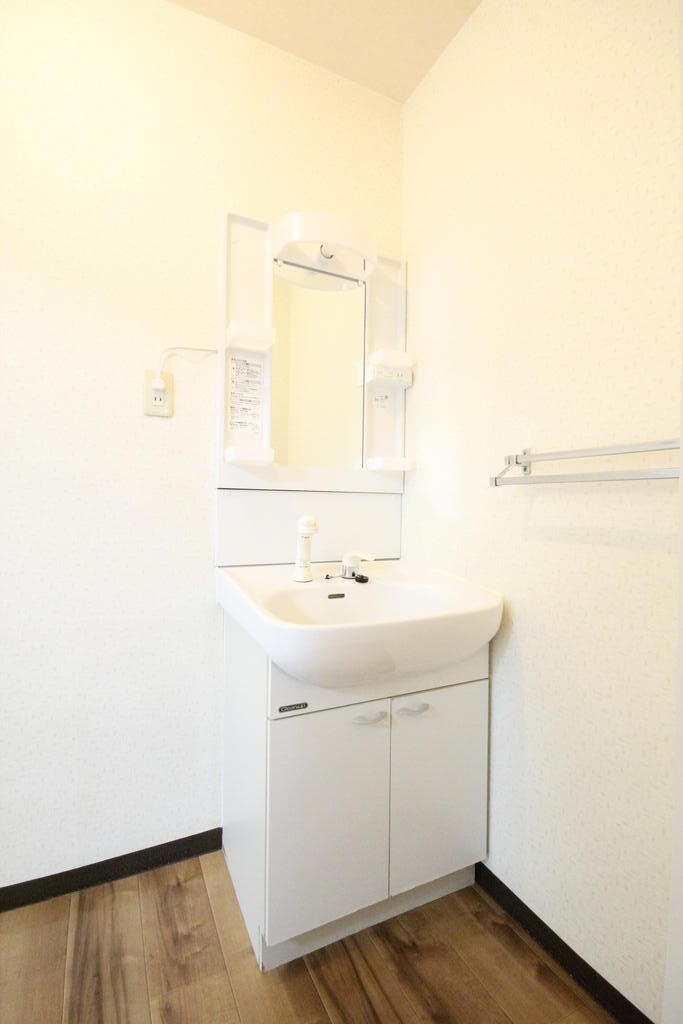 洗面設備　同タイプ（反転）のお部屋の写真です　現況ご確認ください