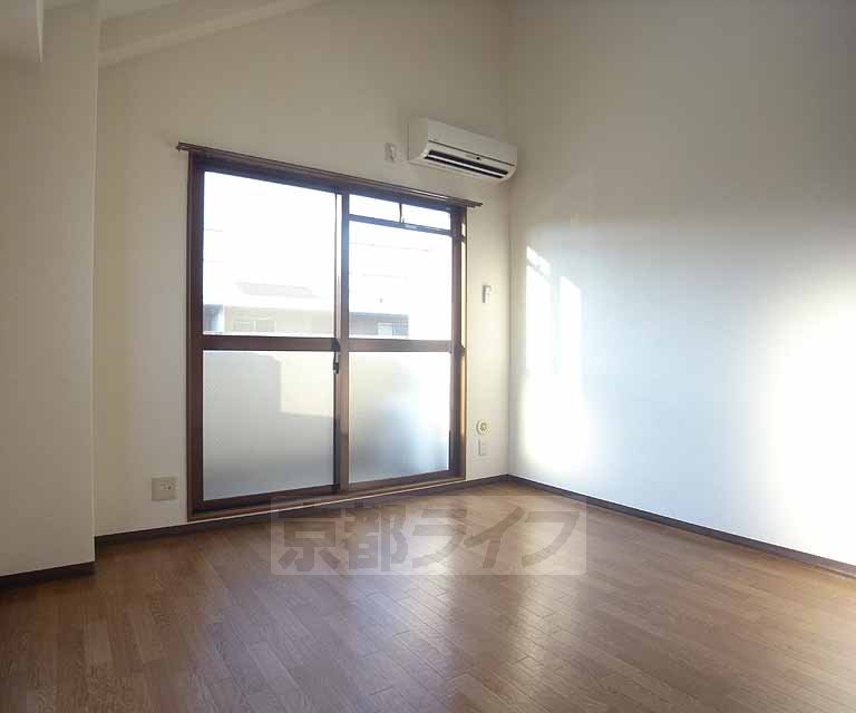 居室・リビング　天井高めの７．５帖の洋室です。