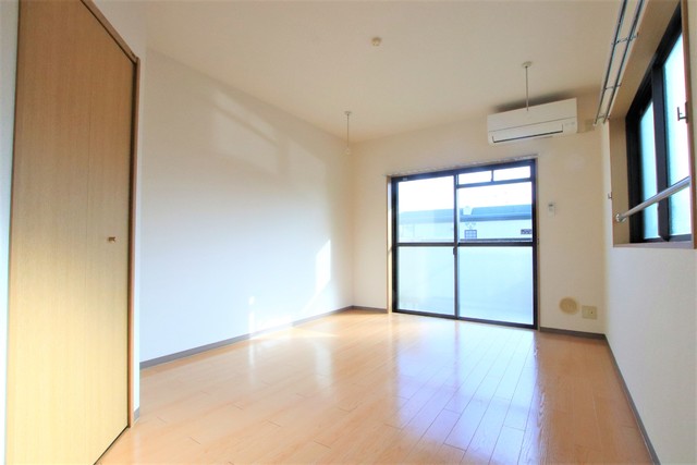 居室・リビング　２面採光の明るい洋室７．７帖