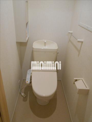 トイレ　嬉しいシャワー付きトイレです