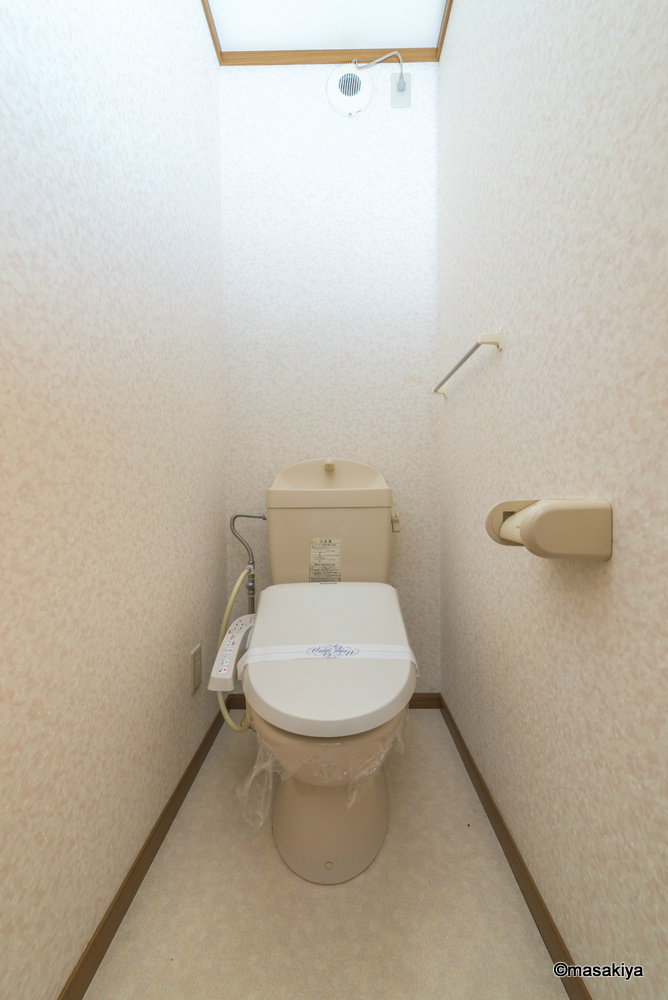 トイレ　トイレ　ウォシュレット付き。