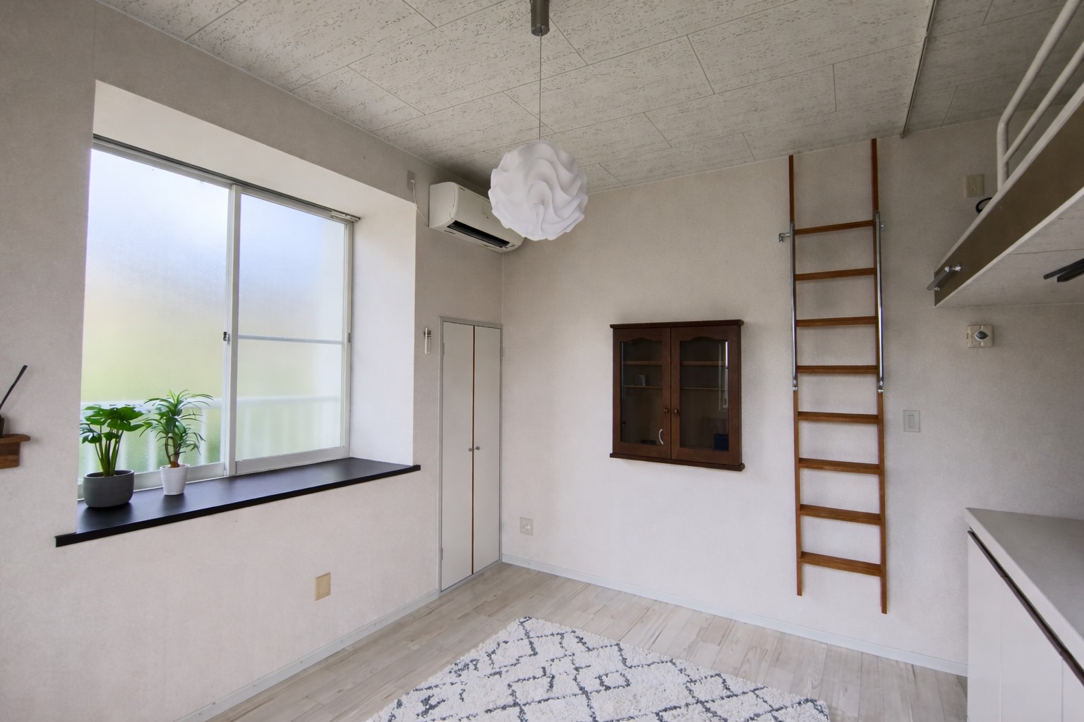 居室・リビング　２面採光の明るい室内