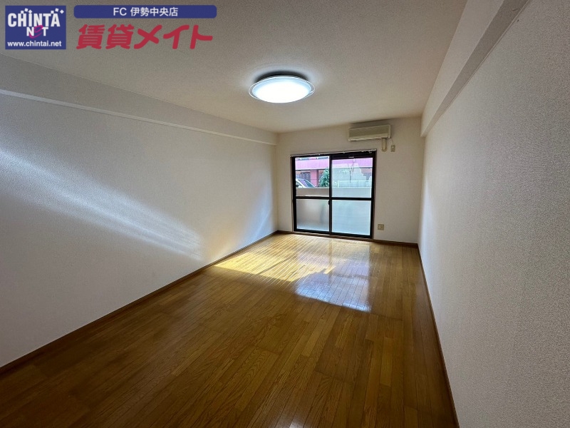 居室・リビング　同物件別室写真