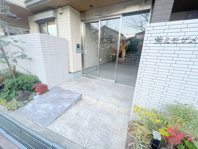 エントランス　オシャレなエントランスは安心のオートロック付きです。