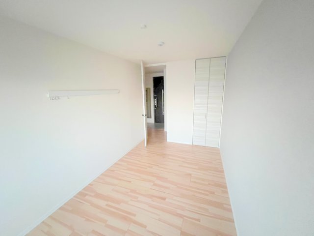 その他部屋・スペース　ゆとりのあるベッドルームで快適な睡眠をとってくださいね。