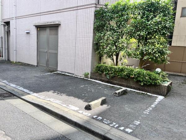 駐車場　駐車場があるので、車を買う予定の方も安心です