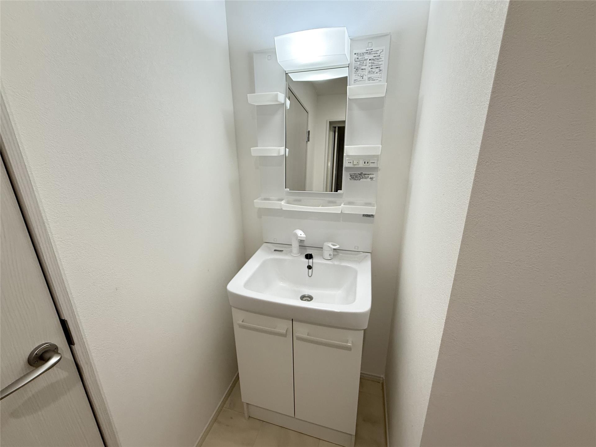 洗面設備　収納トレイのたくさんあるシャンプードレッサー♪