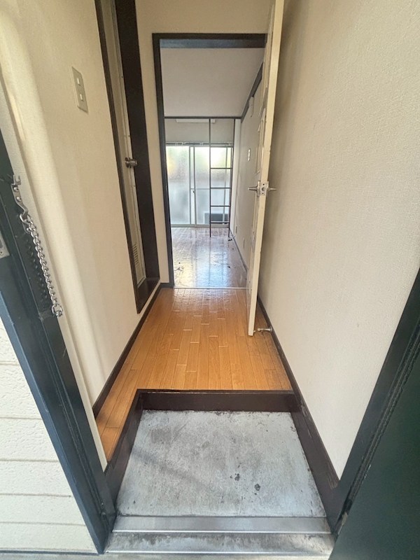 玄関　写真は他室を参照しています