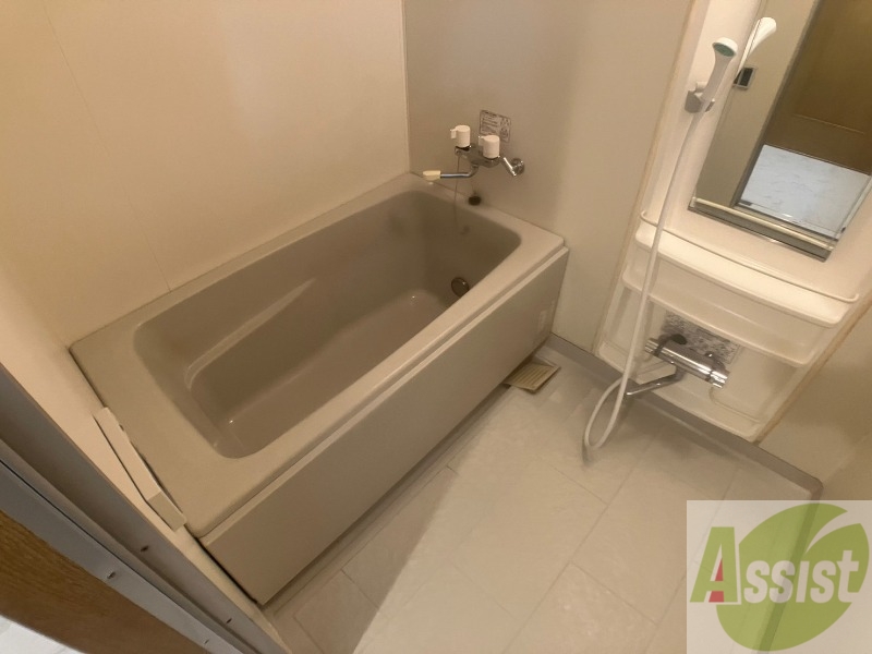 バス・シャワールーム　バスルームはこちらです。広々としてゆったり休めます。