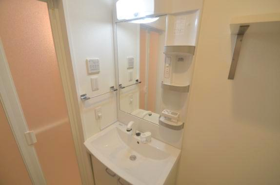 洗面設備　人気の独立洗面所にはうれしいシャンプードレッサーが付いてます