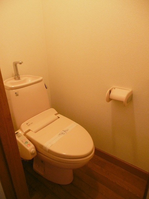 トイレ　ウォシュレット付き　※写真は101号室のお部屋です。