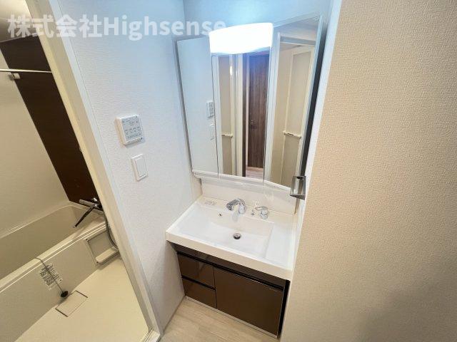 洗面設備　明るい洗面所です